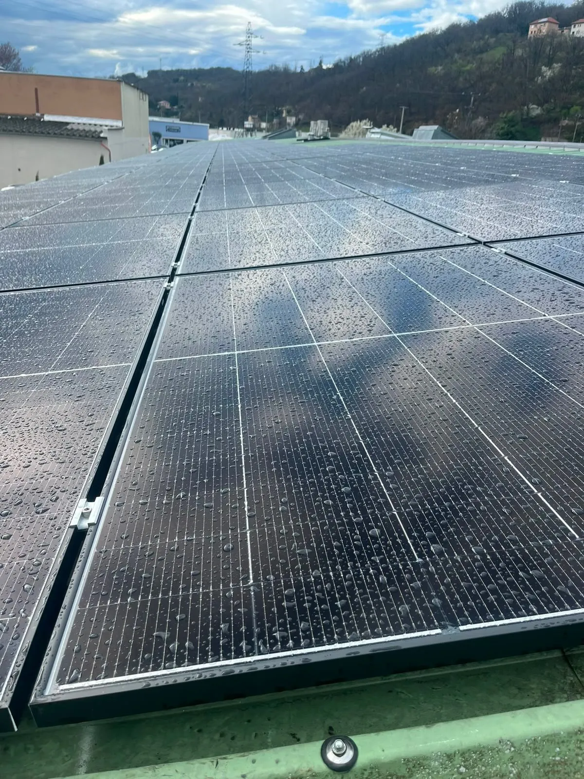 Panneaux photovoltaïques sous la pluie