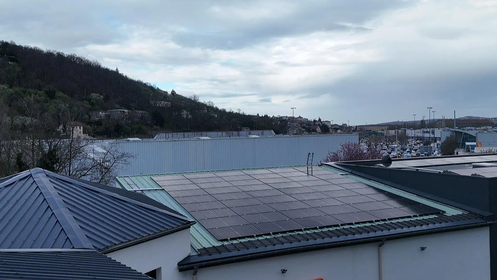 Toitures photovoltaïques en zone commerciale — réalisation Solyance