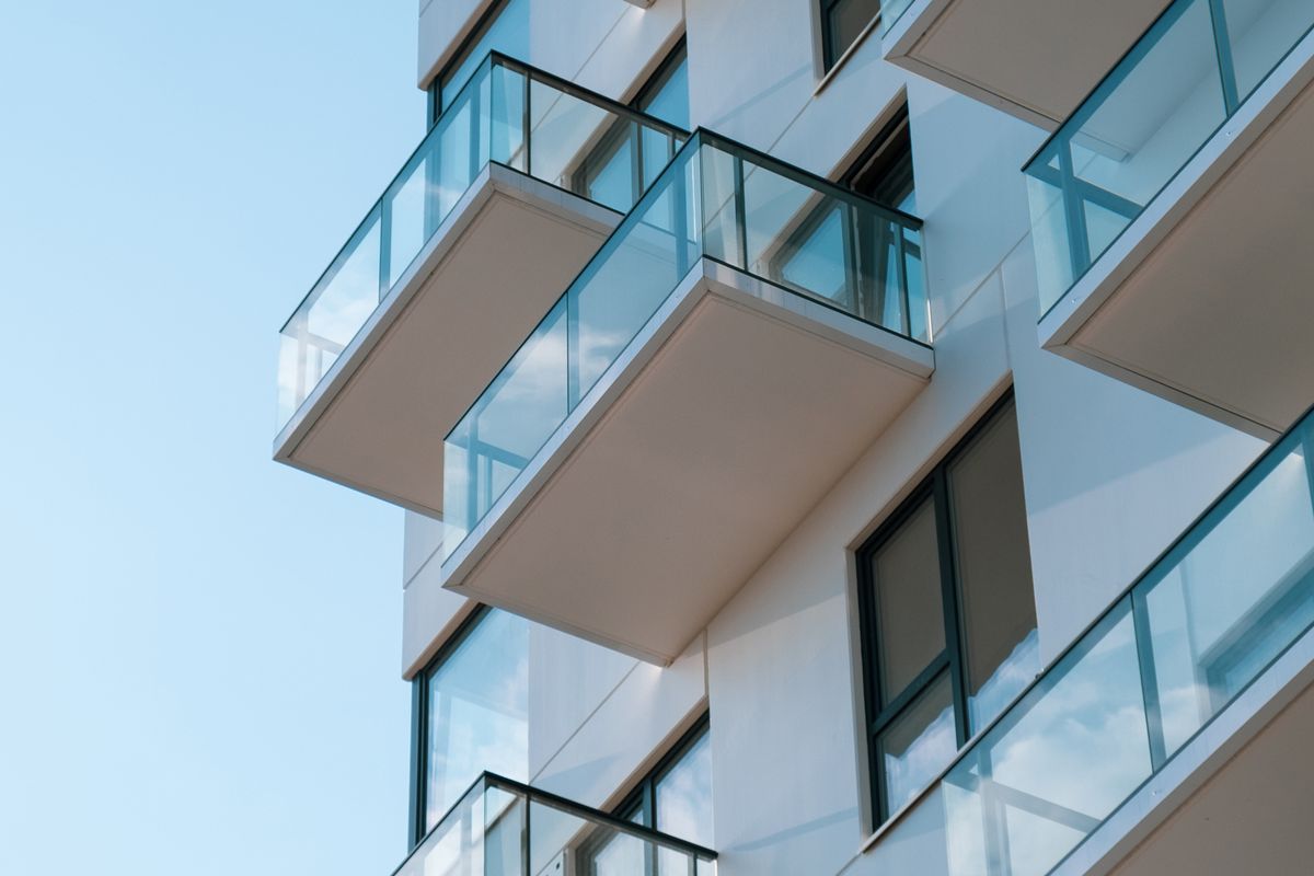 Façade copropriété avec balcons — points singuliers